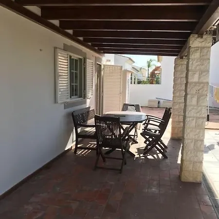 Magnifique Piscine Proche De La Quelfes