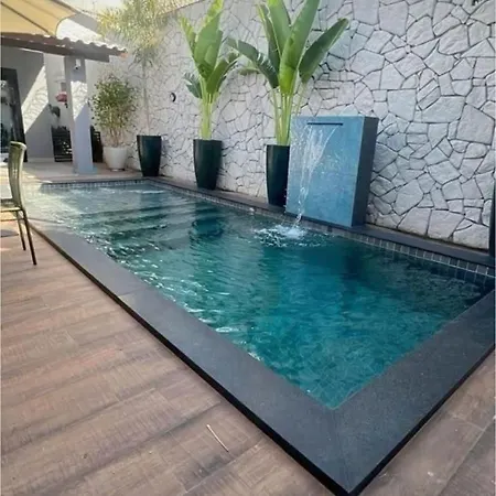 Magnifique Piscine Proche De La
