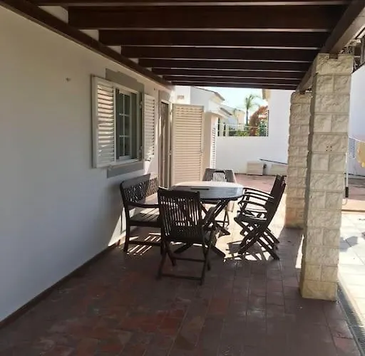 Magnifique Piscine Proche De La Quelfes