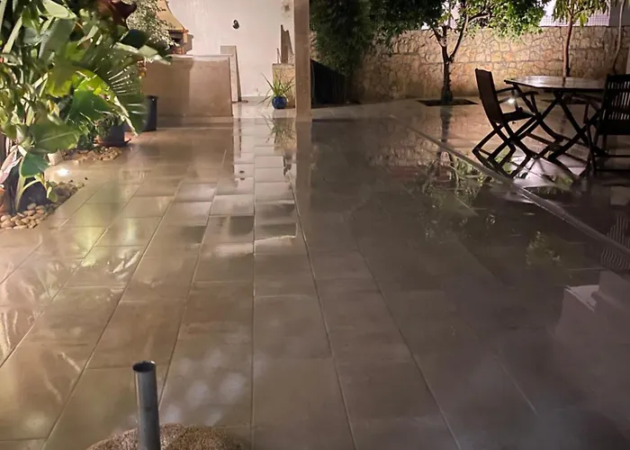 Magnifique Piscine Proche De La Quelfes